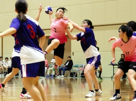 女子決勝・関学大－武庫川女大　後半、果敢に攻め込む武庫川女大の辻主将（２）