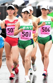 女子５キロを独歩で制した籔田みのり（５０１）と６位に入った市村実夢（５０６）の県西宮高コンビ