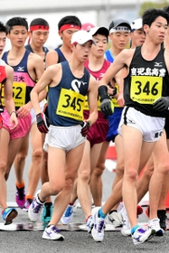 男子１０キロで優勝した飾磨工高の萬寿春輝（３４５）＝いずれも撮影・中西幸大