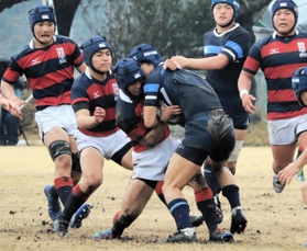 東海大大阪仰星－関学　前半、激しいディフェンスで相手の攻撃を食い止める関学フィフティーン