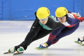 選手権女子で２冠を果たし、クラブ対抗リレー優勝にも貢献した長森遥南（左）