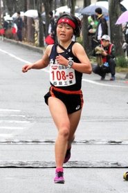 ３位でゴールする女子・西脇工のアンカー陰山朋佳