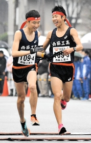 男子・西脇工Ａの３区岩本拓真（右）から４区中井涼真へのたすきリレー