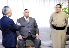 荒木副知事を表敬訪問した田子ノ浦親方（中央）と明石市出身の明石富士＝兵庫県庁