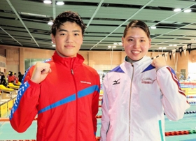 短水路の兵庫県中学新記録を樹立した小峯輝羅（左）と吉田芽生