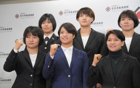 五輪代表に内定した女子52キロ級の阿部詩（前列中央）ら＝東京都内（撮影・堀内翔）