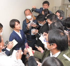 柔道の東京五輪代表に決まり、大勢の報道陣から取材を受ける阿部詩＝２７日午後、東京都文京区の講道館（撮影・堀内翔）