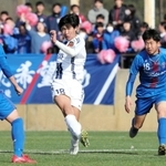 神戸弘陵-蒼開　後半、神戸弘陵の徳弘（中央）がゴールを決め３-０と蒼開を突き放す＝洲本市五色町烏飼浦、アスパ五色（撮影・斎藤雅志）