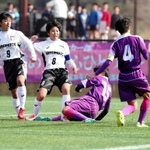 日ノ本-播磨　前半、日ノ本の山田（左から２人目）がシュートを決め２-０と播磨を突き放す＝洲本市五色町烏飼浦、アスパ五色（撮影・斎藤雅志）