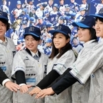 女子プロ野球チームを昨季限りで退団した前田桜茄（中央）ら、兵庫の女子チームに新加入する５選手＝三田市のさんだ市民センター