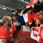 神戸製鋼の中島イシレリ（手前）らにサインを求める子どもたち＝１月２６日、神戸市兵庫区、ノエビアスタジアム神戸