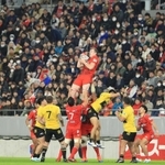 満員のスタンドを背に熱戦を繰り広げる神戸製鋼とサントリーの選手ら＝１月２６日、神戸市兵庫区、ノエビアスタジアム神戸