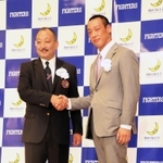 鳥内秀晃前監督（左）からエールを受ける大村和輝新監督＝大阪市北区