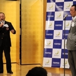 鳥内秀晃前監督（左）からエールを受ける大村和輝新監督＝大阪市北区