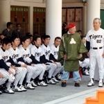 阪神タイガースの監督として必勝祈願で西宮神社を訪れた野村克也さん＝１９９９年３月、西宮市社家町