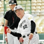 新庄剛志を指導する野村克也監督＝西宮市の甲子園球場