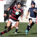 報徳-山形中央　前半、８０メートルを独走する報徳のＦＢ山田（中央手前）＝大阪府東大阪市、花園ラグビー場（撮影・吉田敦史）