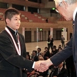 受賞者を代表して井戸敏三知事（右）からメダルを贈られた水泳飛び込みの玉井陸斗＝１３日午後、神戸市長田区、神戸常盤アリーナ（撮影・鈴木雅之）