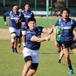 約１年２カ月ぶりの公式戦出場へ意気込む神戸製鋼のＣＴＢ重（中央）＝神戸市東灘区、神鋼灘浜グラウンド