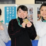 重量挙げ全日本ジュニア選手権　女子49キロ級で表彰台を独占した兵庫勢。優勝した須磨友が丘高の西浦実桜（中央）、準優勝の明石市立大久保中の羽藤美優（左）、３位の三木東高の中山華恵＝羽曳野市立総合体育館