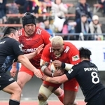 タックルを受けながらも前へと突き進む神戸製鋼コベルコスティラーズの中島イシレリ＝ユニバー記念競技場（撮影・秋山亮太）