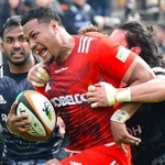 神戸製鋼-リコー　前半、タックルをものともせず前進する神戸製鋼のタウムア・ナエアタ＝ユニバー記念競技場（撮影・秋山亮太）