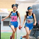 兵庫県中学校新人駅伝　女子で優勝した姫路灘。３区笠松世那（左）から４区渡辺晴香にたすきをつなぐ＝三木市、三木総合防災公園陸上競技場