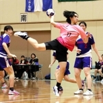 関学大-武庫川女大　後半、ポストからシュートを放つ武庫川女子大の田中＝神戸市中央区、市立中央体育館