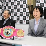 初防衛戦が決まり、会見する世界ボクシング機構（ＷＢＯ）女子アトム級王者の岩川美花（右）と高砂ジムの山下忠則会長＝大阪市中央区備後町１、日本ボクシングコミッション関西事務局