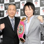 初防衛戦へ意気込む世界ボクシング機構（ＷＢＯ）女子アトム級王者の岩川美花（右）と高砂ジムの山下忠則会長＝大阪市中央区備後町１、日本ボクシングコミッション関西事務局