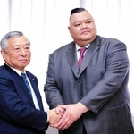 荒木副知事を表敬訪問した田子ノ浦親方＝１７日午後、兵庫県庁