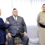 荒木副知事を表敬訪問した田子ノ浦親方（中央）と明石市出身の明石富士＝兵庫県庁