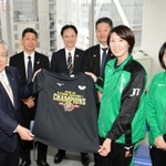 神戸新聞社の高梨柳太郎社長（前列左端）に優勝記念Ｔシャツを贈るＪＴの（前列右から）目黒優佳副主将と吉原知子監督＝神戸新聞社（撮影・中西幸大）