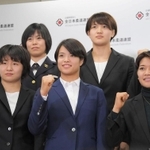 五輪代表に内定した女子52キロ級の阿部詩（前列中央）ら＝東京都内（撮影・堀内翔）