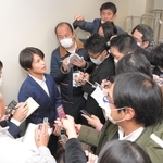 柔道の東京五輪代表に決まり、大勢の報道陣から取材を受ける阿部詩＝２７日午後、東京都文京区の講道館（撮影・堀内翔）