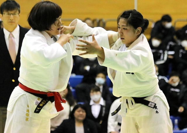 近畿女子選手権決勝で攻める荒木穂乃佳（右）