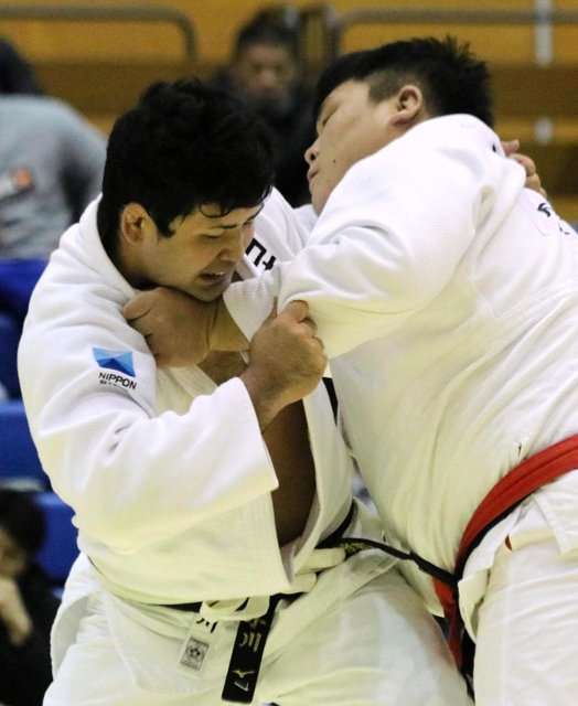 近畿選手権決勝で技を仕掛ける小川竜昂（左）