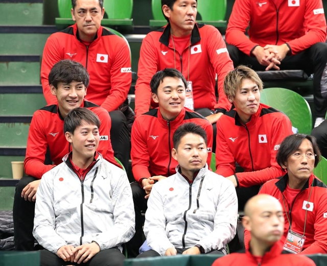 スタンドで試合を見守る錦織圭（前列左）＝撮影・吉田敦史