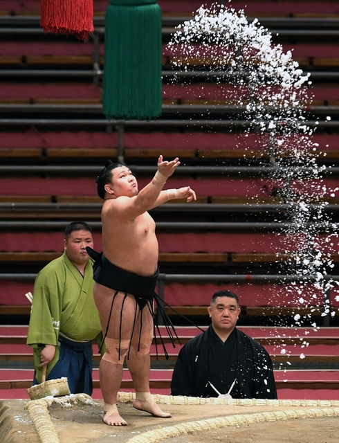 無観客の中でも豪快に塩をまく照強＝エディオンアリーナ大阪（撮影・山口登）