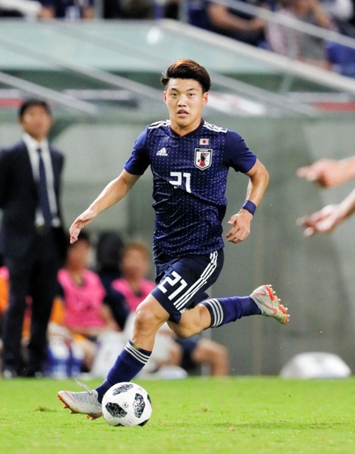 ２０１８年９月のサッカーキリン杯。ドリブルで攻め込む堂安（撮影・大山伸一郎）