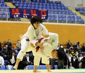 新型コロナウイルスの影響で無観客で行われた近畿女子選手権。準決勝で技を仕掛ける桑形萌花（右）