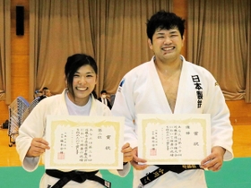 兵庫勢で最上位だった男子覇者の小川竜昂（右）と女子準優勝の荒木穂乃佳