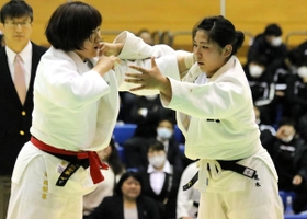 近畿女子選手権決勝で攻める荒木穂乃佳（右）