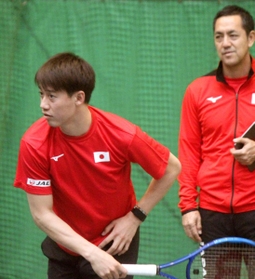 デビス杯に向けて練習する錦織圭（左）＝ブルボンビーンズドーム