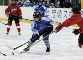 広島コレクターズ戦でパックを奪い合う西宮アイスホッケークラブの中野さくら（２２）＝尼崎市、尼崎スポーツの森