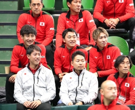 スタンドで試合を見守る錦織圭（前列左）＝撮影・吉田敦史
