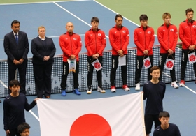 男子テニスデビス杯の開会式に登場した日本代表の錦織圭（中央）ら＝６日午前、三木市志染町三津田、ブルボンビーンズドーム（撮影・吉田敦史）