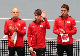 男子テニスデビス杯の開会式に登場した錦織圭＝６日午前、三木市志染町三津田、ブルボンビーンズドーム（撮影・吉田敦史）