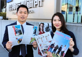 女性ファン向けのフリーペーパーを企画したラグビー神戸製鋼スタッフの大橋由和さん（左）と中塚恵理子さん＝神戸市中央区、神戸製鋼所神戸本社