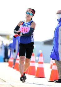 女子２０キロ　２位でフィニッシュする渕瀬真寿美（撮影・中西幸大）